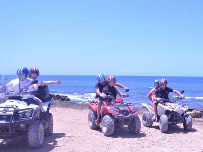 Gruppo in quad al mare