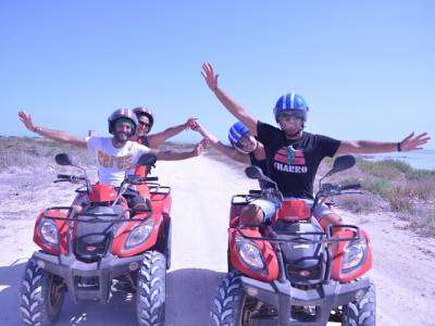 Turisti in quad al mare
