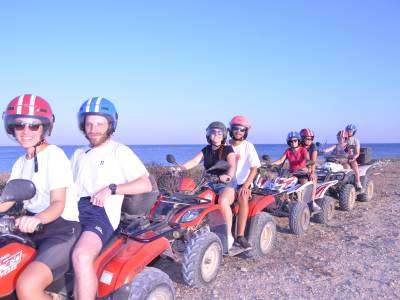 Turisti in quad al mare