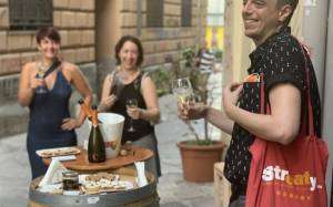 Guide with two women during an aperitif